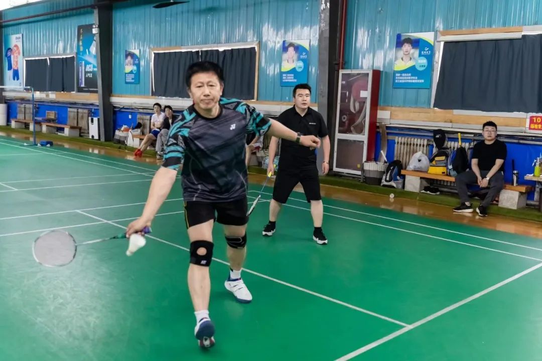 “赖茅杯”羽毛球赛落下帷幕，西软商会1队获得季军