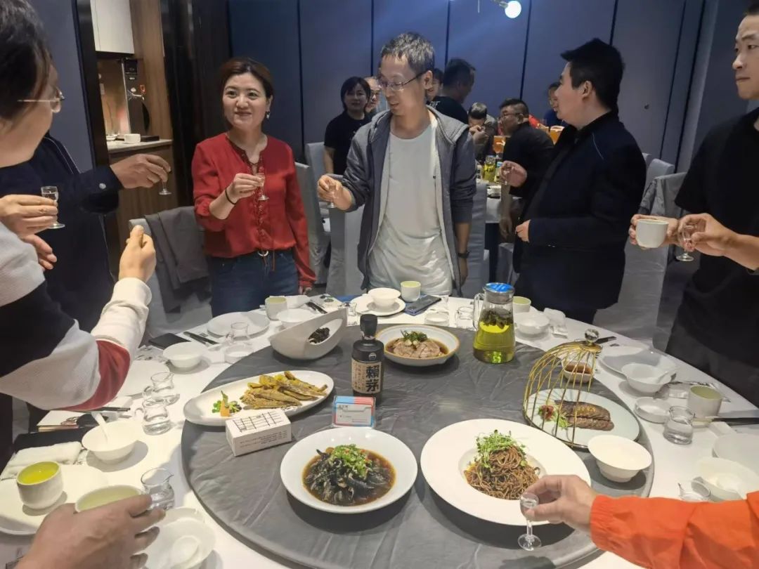“赖茅杯”羽毛球赛落下帷幕，西软商会1队获得季军